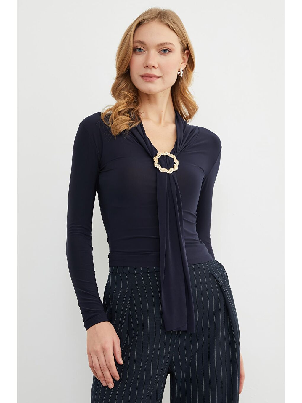 Lacivert Aksesuar Detaylı Fularlı Şal Yaka Bluz-3