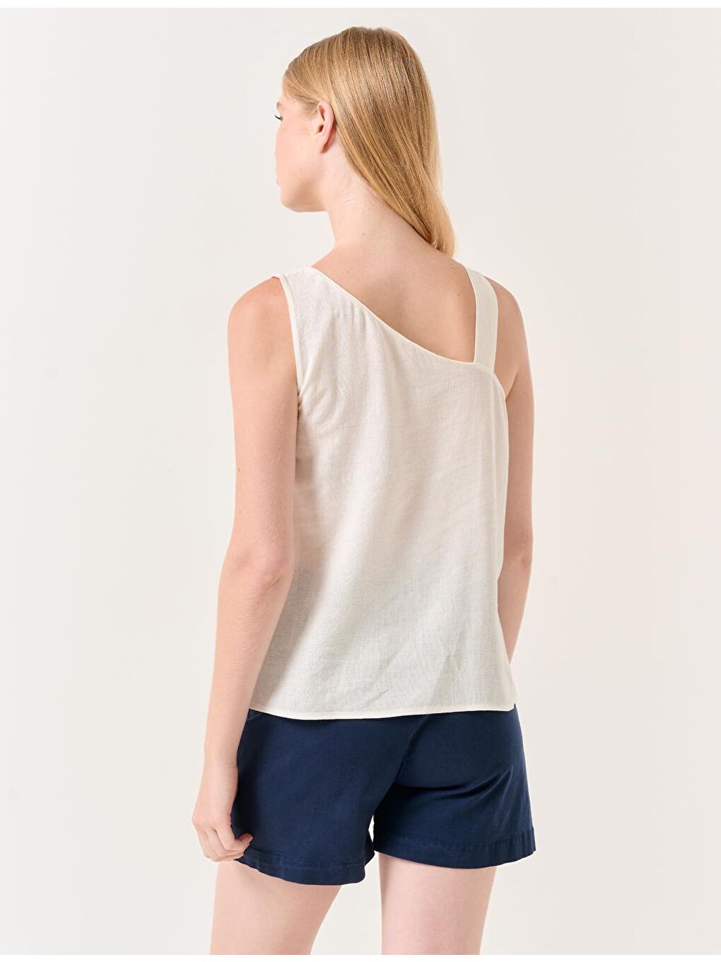 Beyaz Asimetrik Yaka Askılı Keten Bluz-5