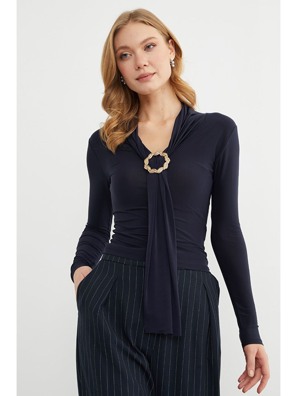 Lacivert Aksesuar Detaylı Fularlı Şal Yaka Bluz-4