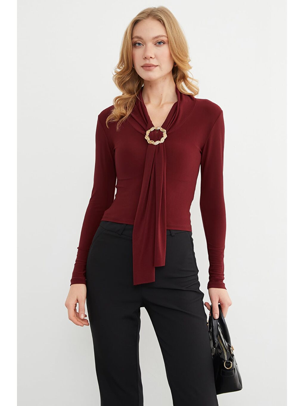 Bordo Aksesuar Detaylı Fularlı Şal Yaka Bluz-1