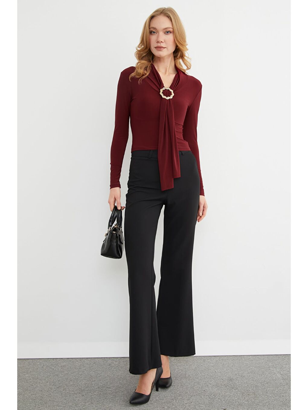 Bordo Aksesuar Detaylı Fularlı Şal Yaka Bluz-2