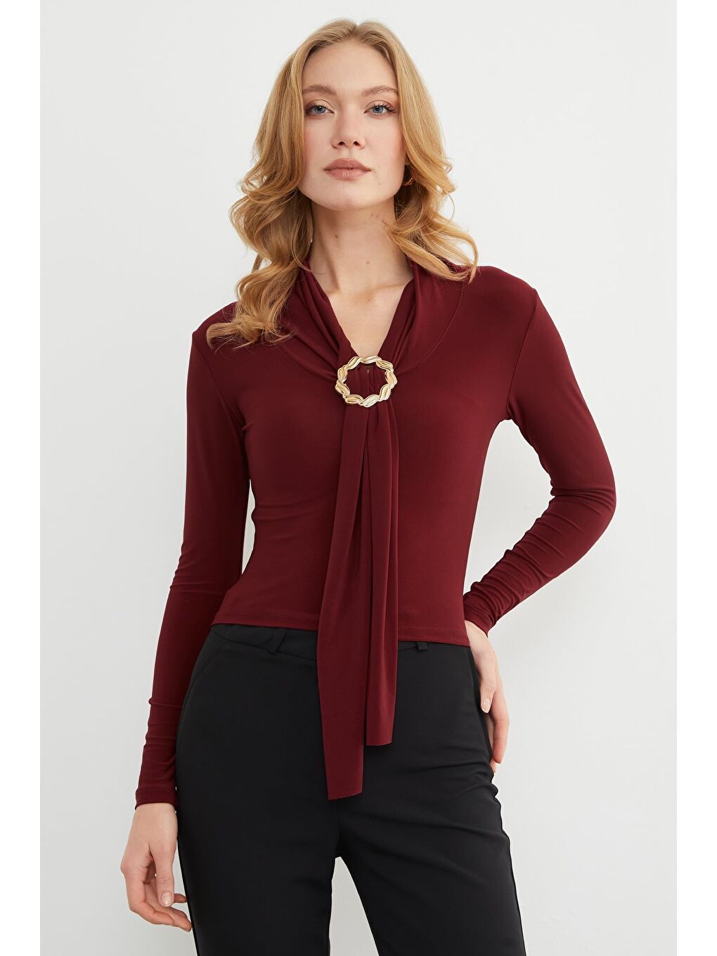 Bordo Aksesuar Detaylı Fularlı Şal Yaka Bluz-3
