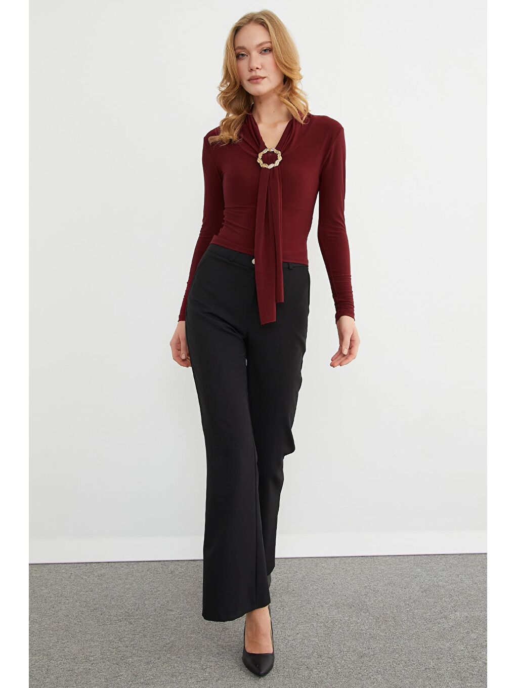 Bordo Aksesuar Detaylı Fularlı Şal Yaka Bluz-4