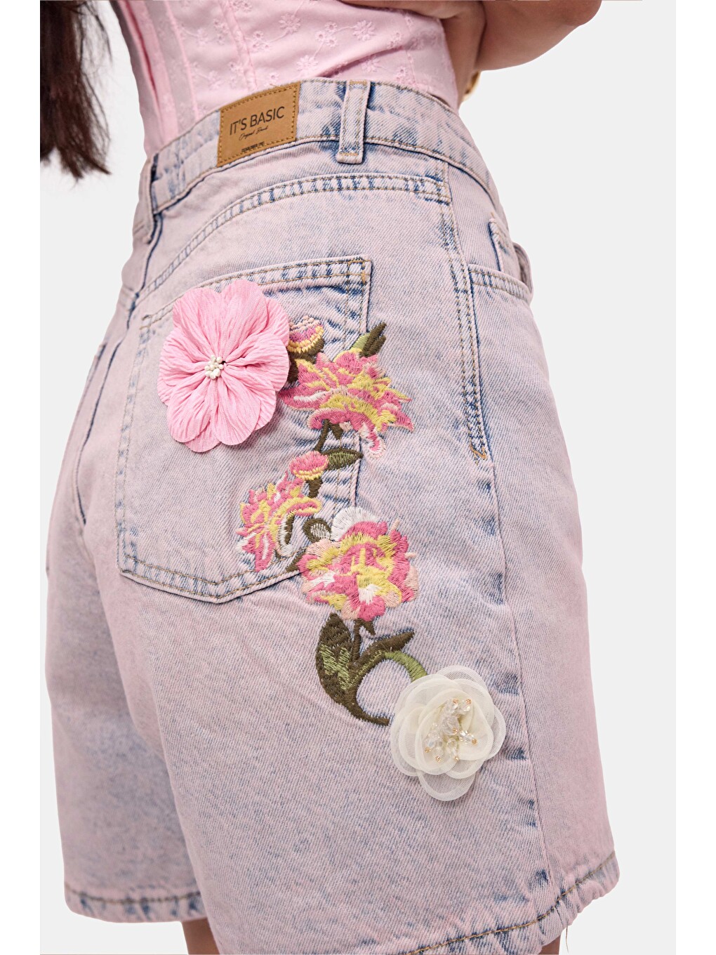 Kadın Jean Pembe 4s6-89 Mom Relax Gül ve Nakış Detaylı Özel Tasarım Denim Şort-1