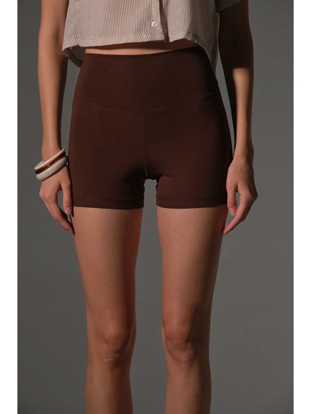 Kahverengi yüksek bel toparlayıcı esnek kumaş, kadın spor taytı 10 cm comfortlux high rise hot pants-1