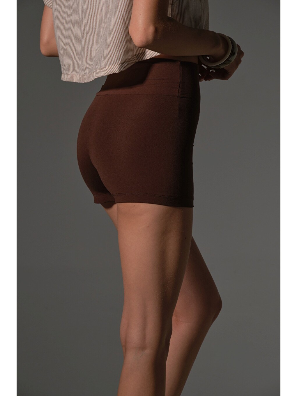 Kahverengi yüksek bel toparlayıcı esnek kumaş, kadın spor taytı 10 cm comfortlux high rise hot pants-5