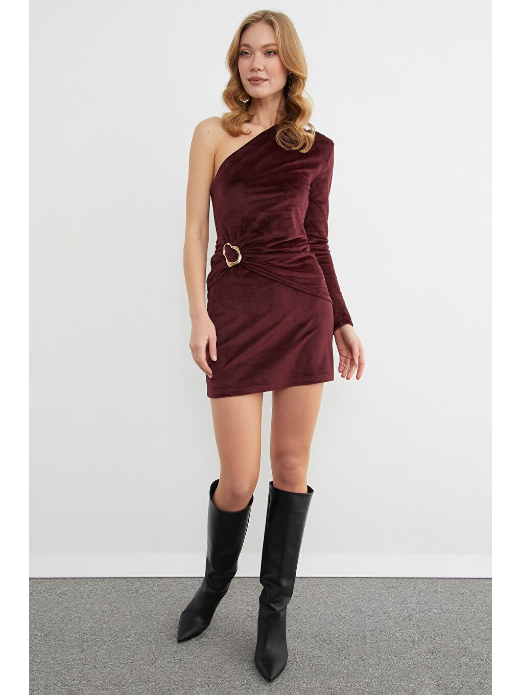 Bordo Aksesuar Detaylı Tek Omuz Drapeli Kadife Bluz-2