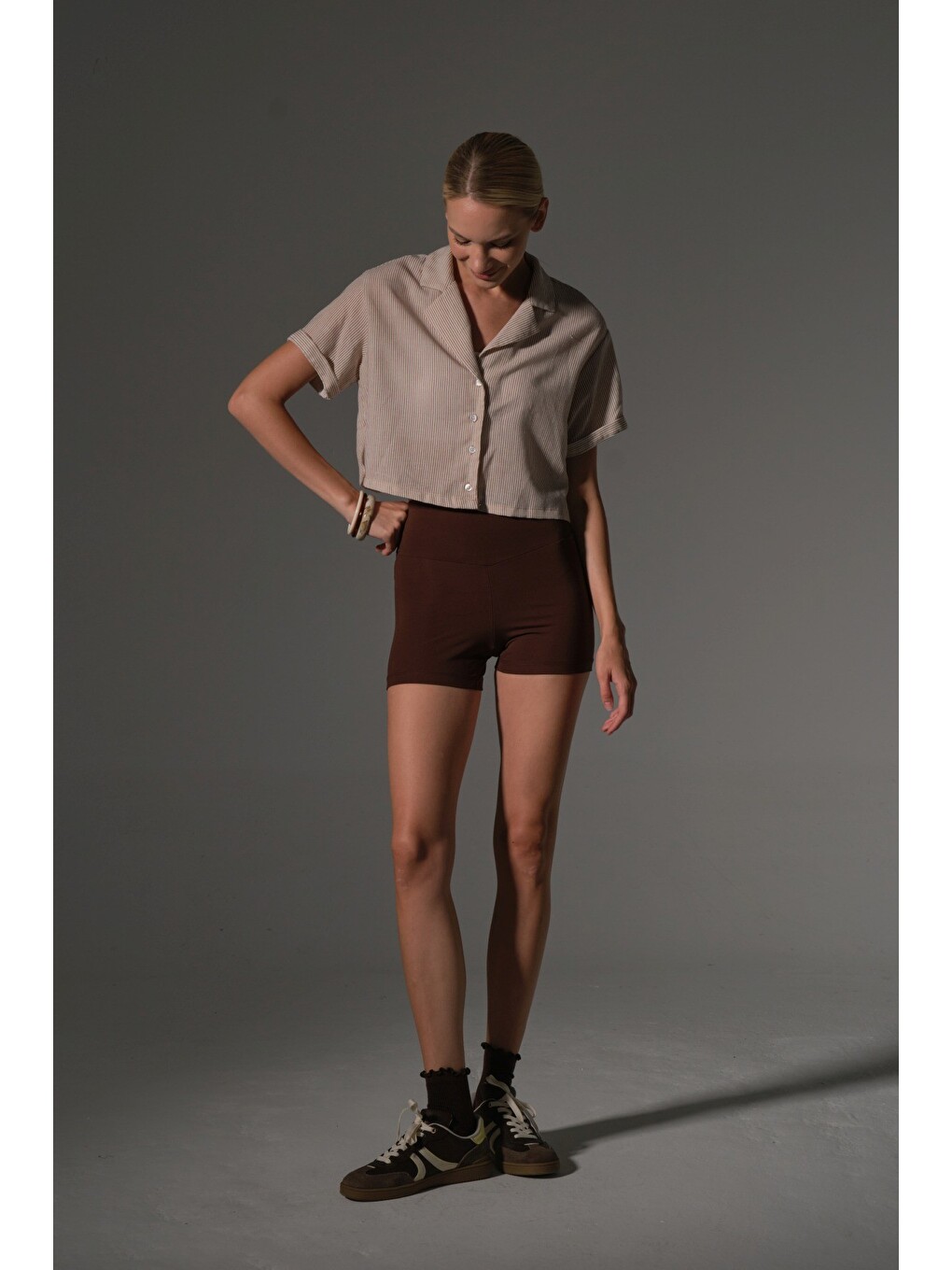 Kahverengi yüksek bel toparlayıcı esnek kumaş, kadın spor taytı 10 cm comfortlux high rise hot pants-6