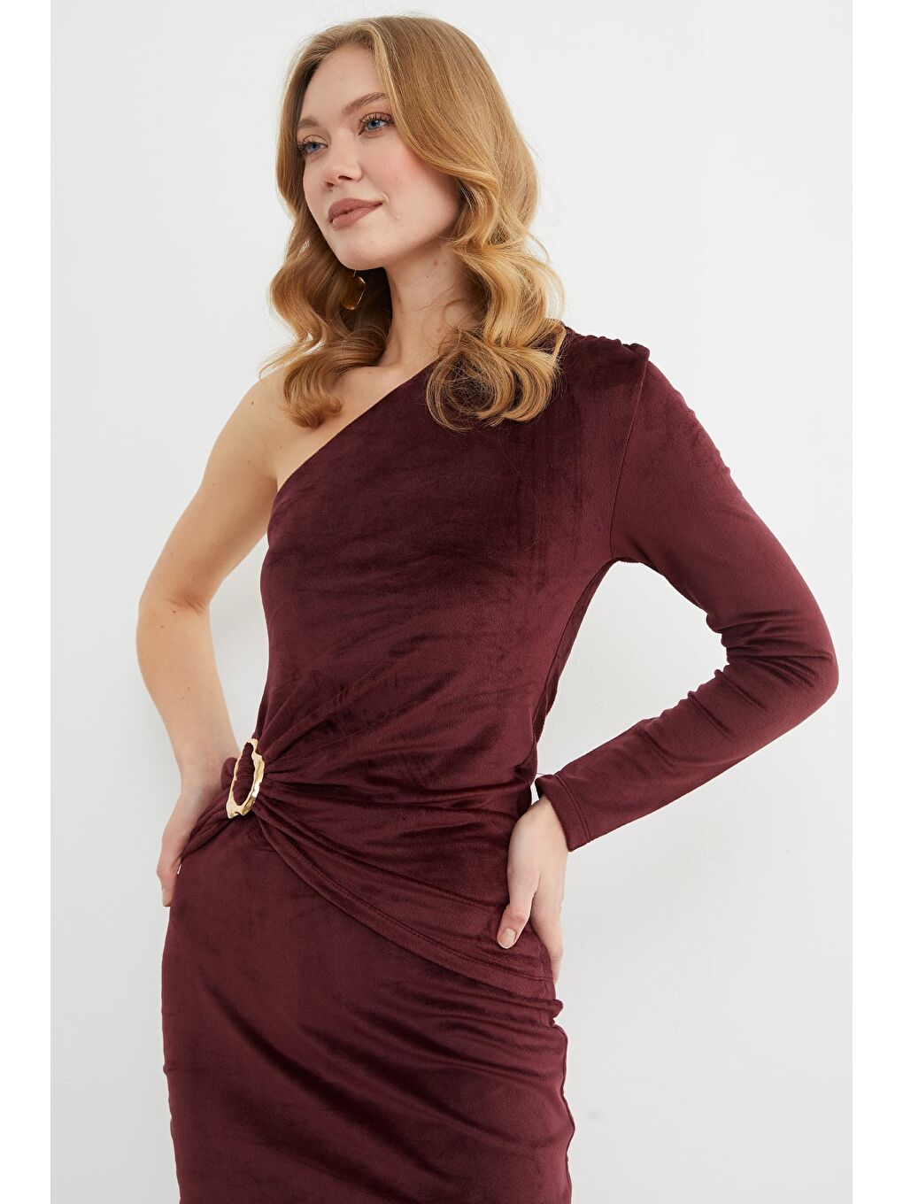 Bordo Aksesuar Detaylı Tek Omuz Drapeli Kadife Bluz-3