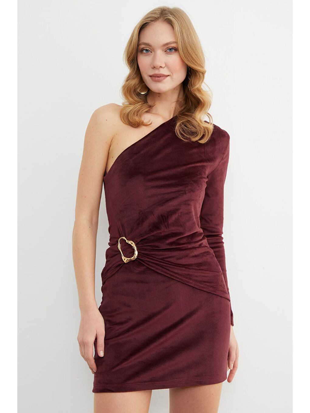 Bordo Aksesuar Detaylı Tek Omuz Drapeli Kadife Bluz-4