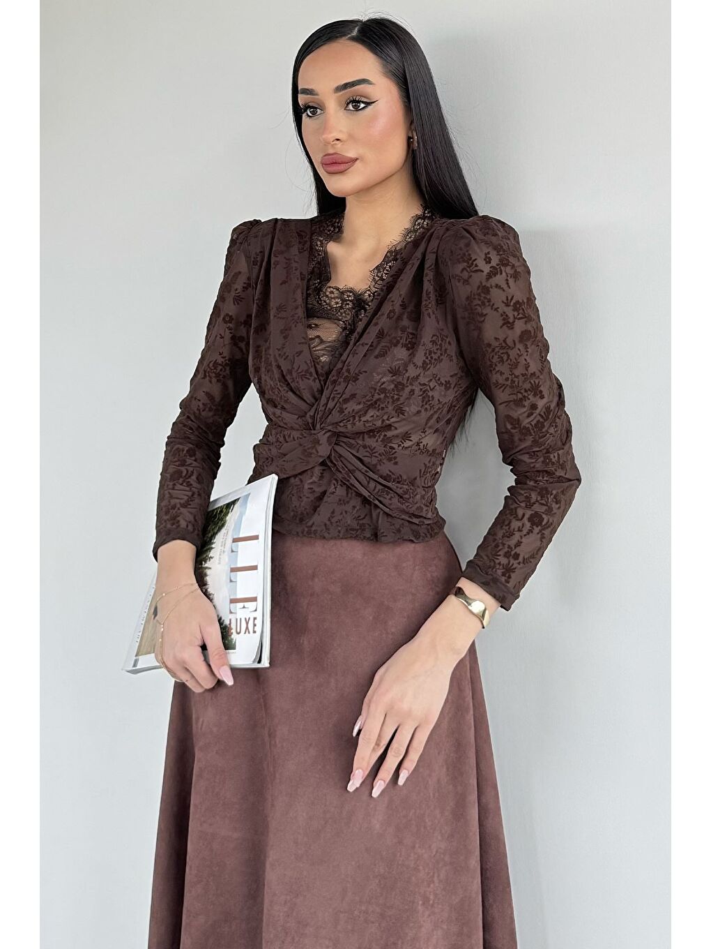 Kahverengi Kadın İçi Güpürlü Omuz Vatkalı Kendinden Desenli Bluz