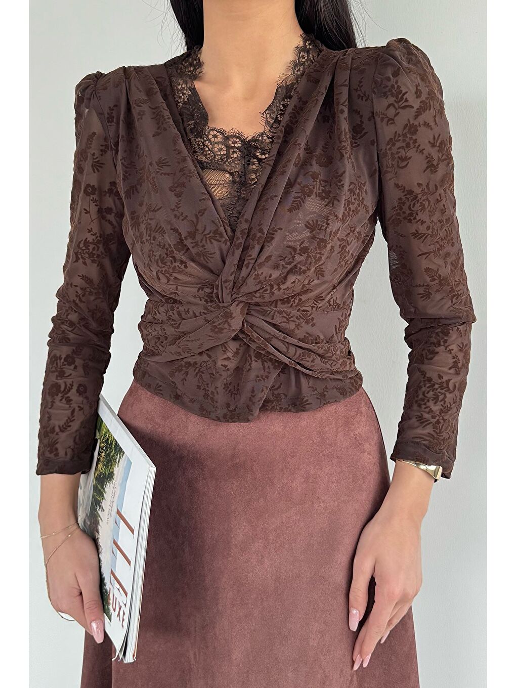 Kahverengi Kadın İçi Güpürlü Omuz Vatkalı Kendinden Desenli Bluz-1