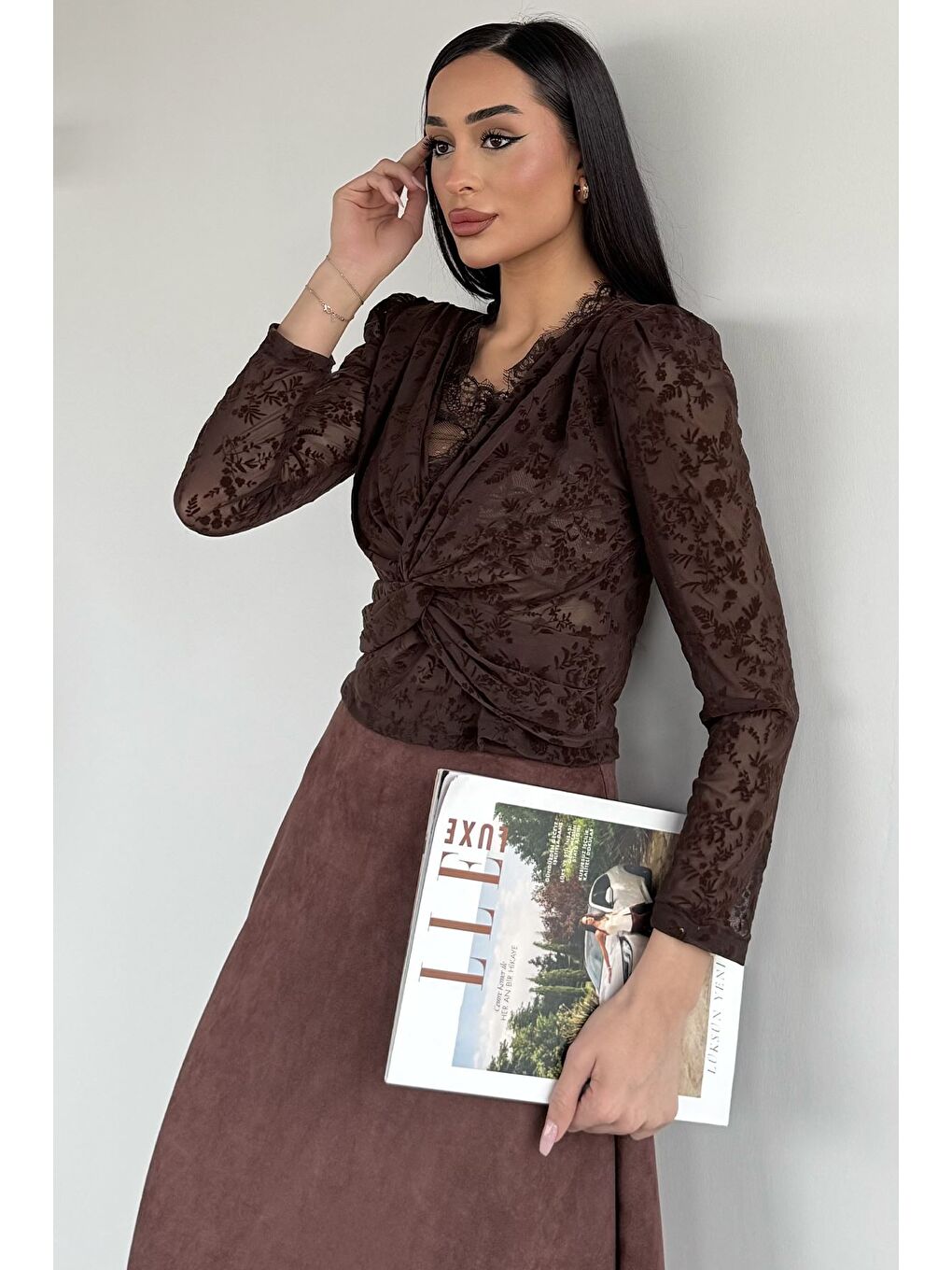 Kahverengi Kadın İçi Güpürlü Omuz Vatkalı Kendinden Desenli Bluz-2