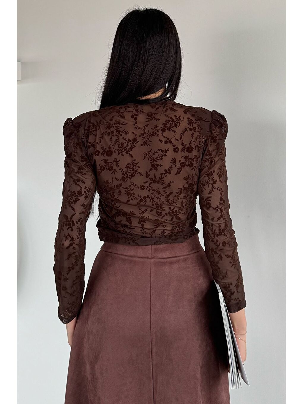 Kahverengi Kadın İçi Güpürlü Omuz Vatkalı Kendinden Desenli Bluz-3