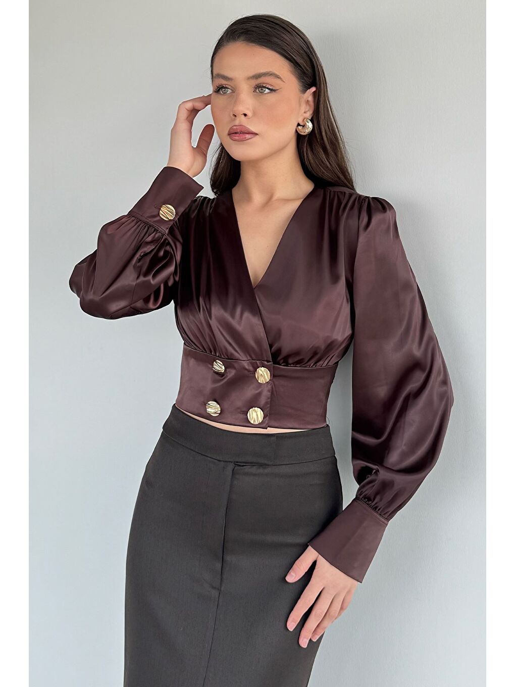 Kahverengi Kadın Kruvaze Yaka Gold Düğme Detaylı Saten Bluz