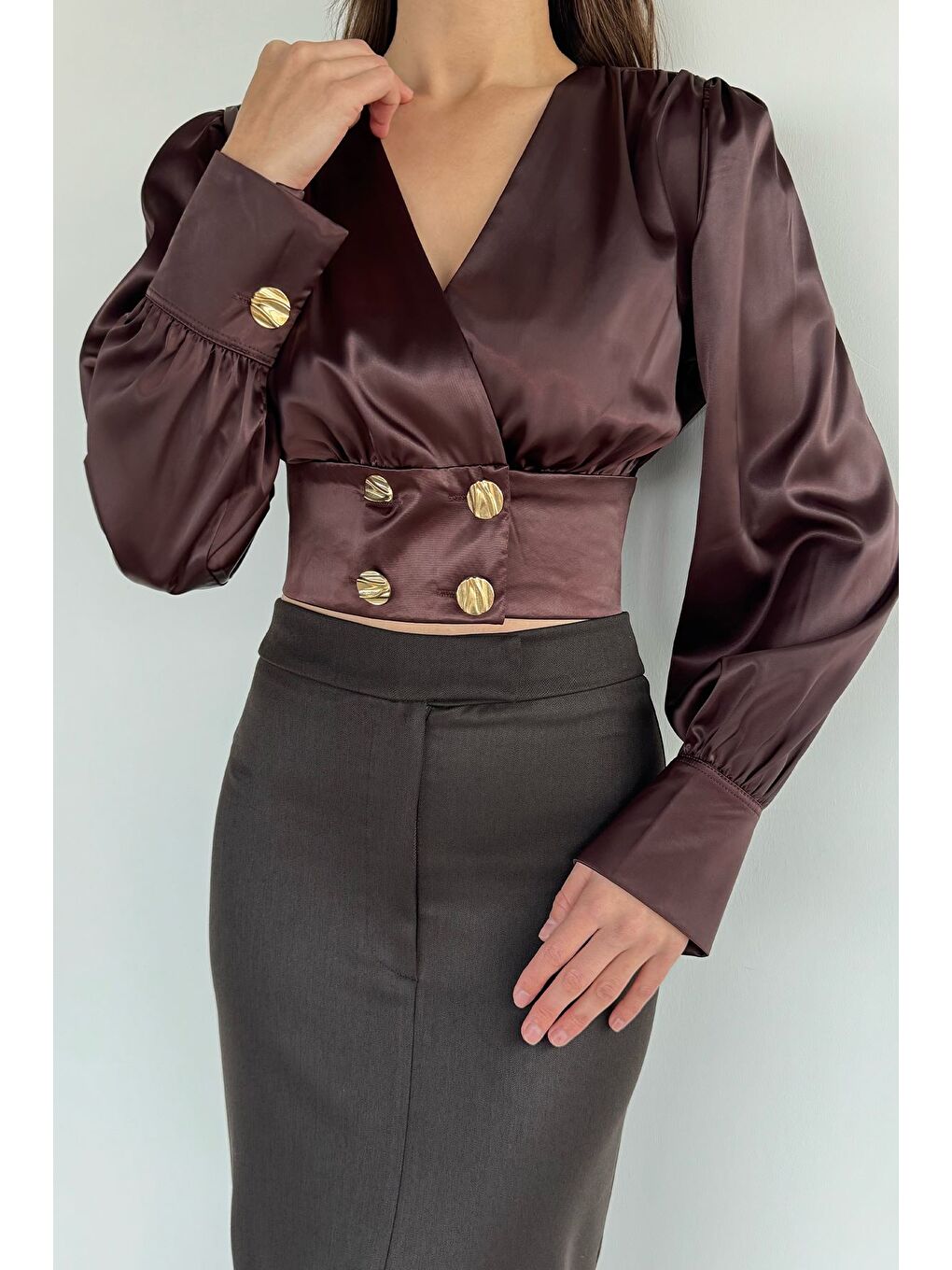 Kahverengi Kadın Kruvaze Yaka Gold Düğme Detaylı Saten Bluz-1