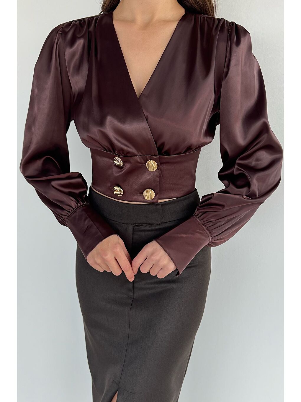 Kahverengi Kadın Kruvaze Yaka Gold Düğme Detaylı Saten Bluz-2