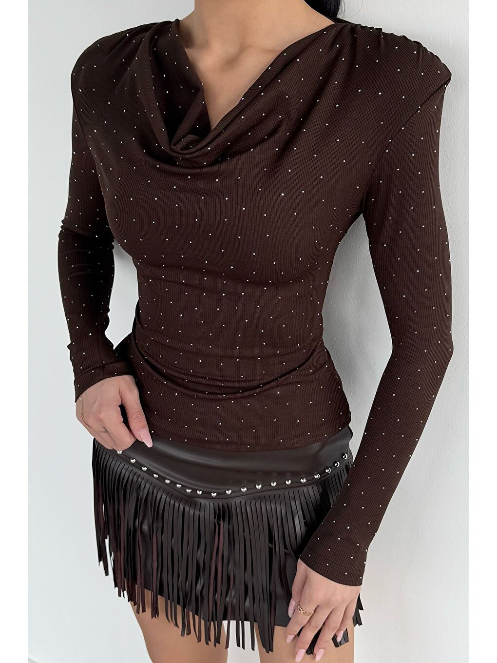 Kahverengi Omuz Vatkalı Degaje Yaka Taşlı Bluz-2