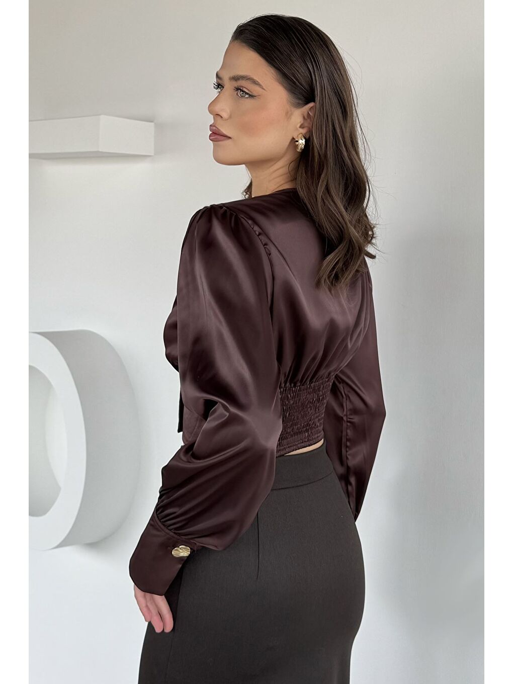 Kahverengi Kadın Kruvaze Yaka Gold Düğme Detaylı Saten Bluz-3