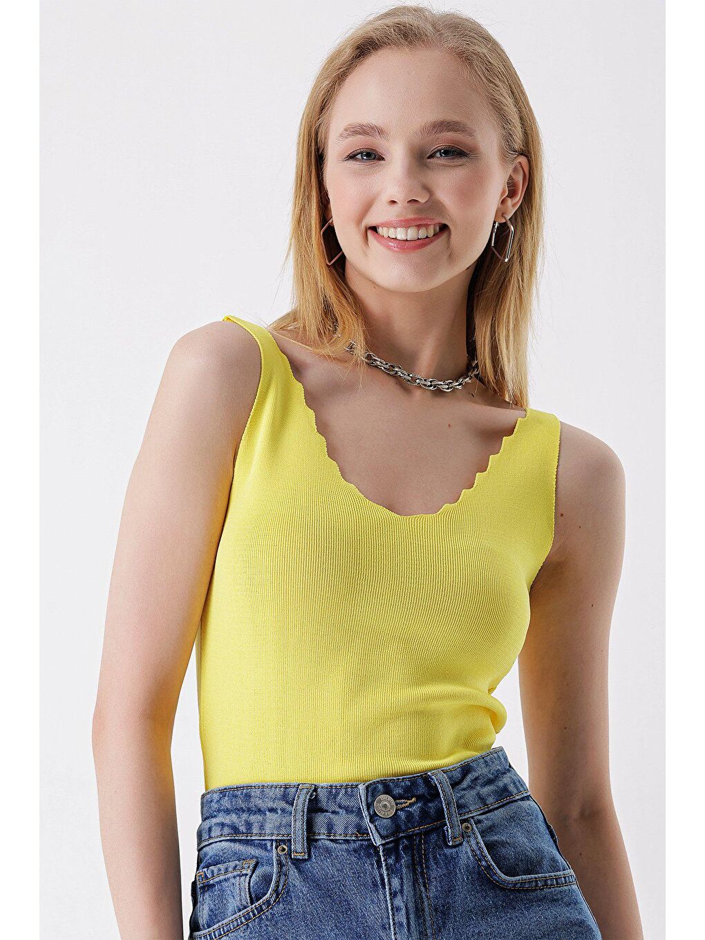 Sarı Merdiven Yaka İnce Askılı BLUZ