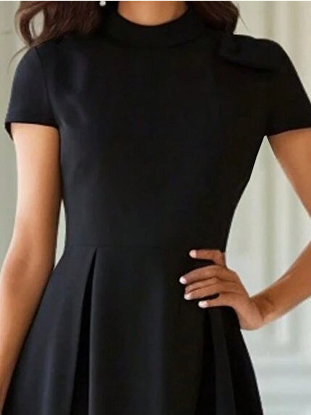 Siyah Kadın Kısa Kollu Yarı Balıkçı Yaka Pileli Janjan Krep Midi Elbise-1