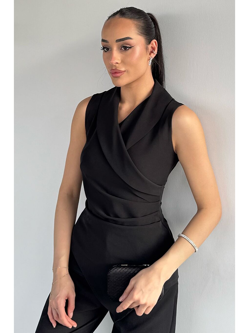 Siyah Kadın Kruvaze Yaka Drape Detaylı Asimetrik Bluz