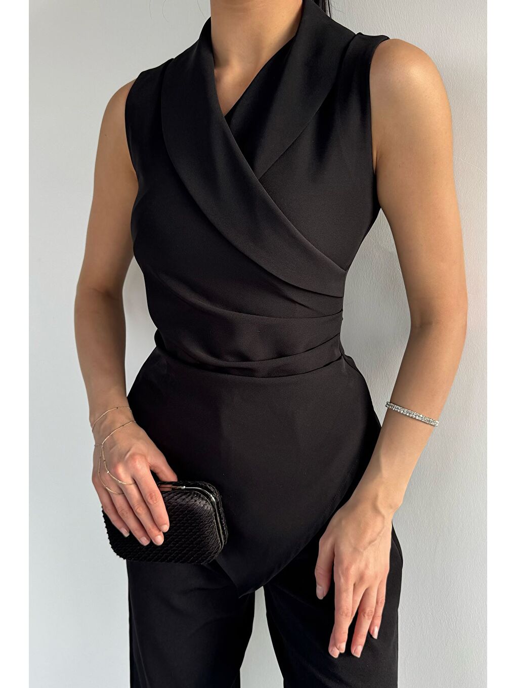 Siyah Kadın Kruvaze Yaka Drape Detaylı Asimetrik Bluz-1