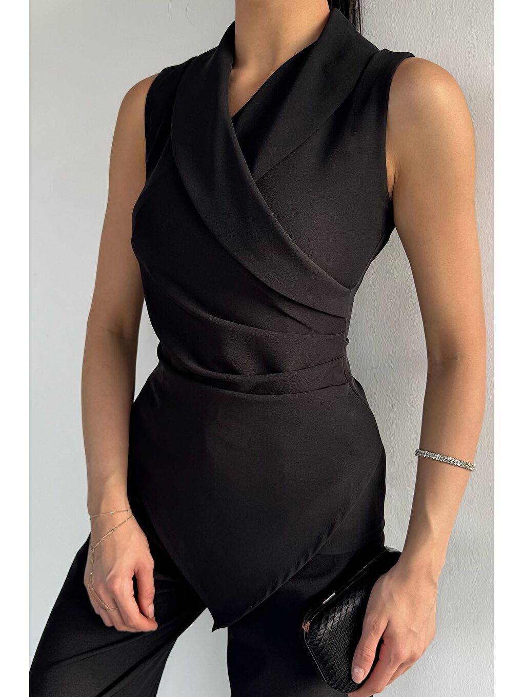 Siyah Kadın Kruvaze Yaka Drape Detaylı Asimetrik Bluz-2