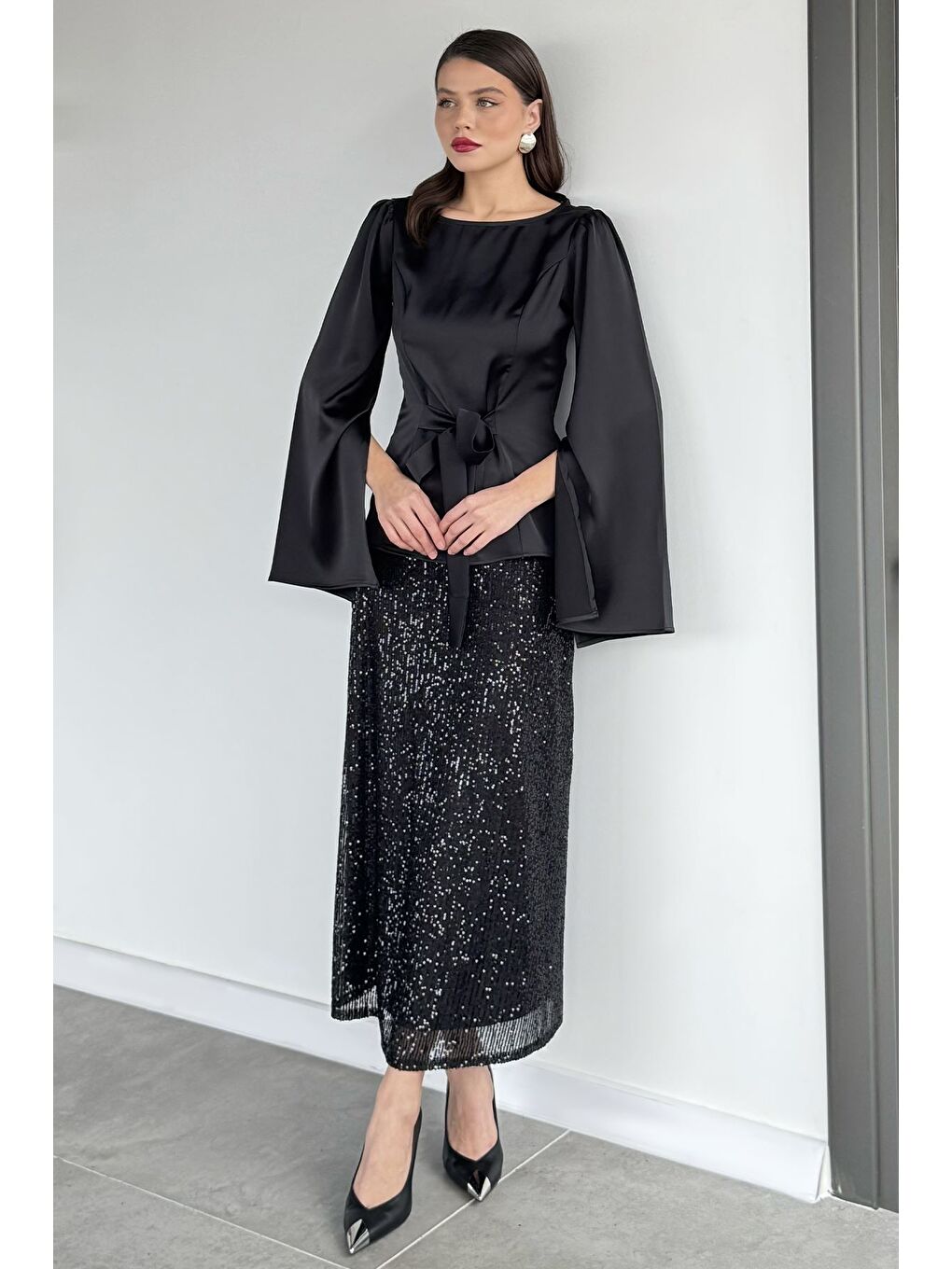 Siyah Kadın Ön Bağlamalı Kol Yırtmaçlı Saten Bluz-1