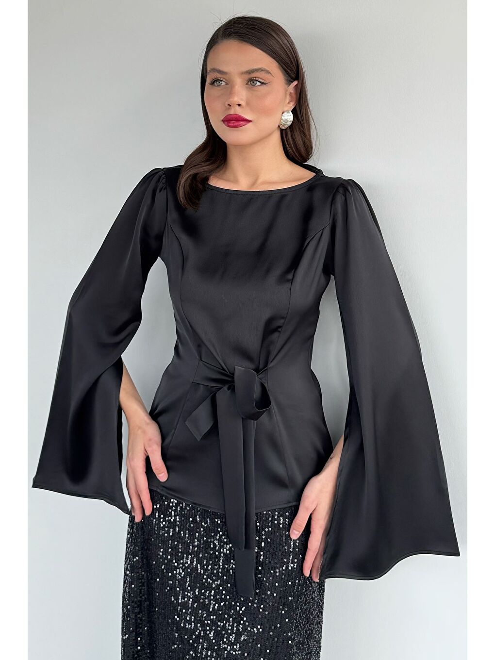 Siyah Kadın Ön Bağlamalı Kol Yırtmaçlı Saten Bluz-2