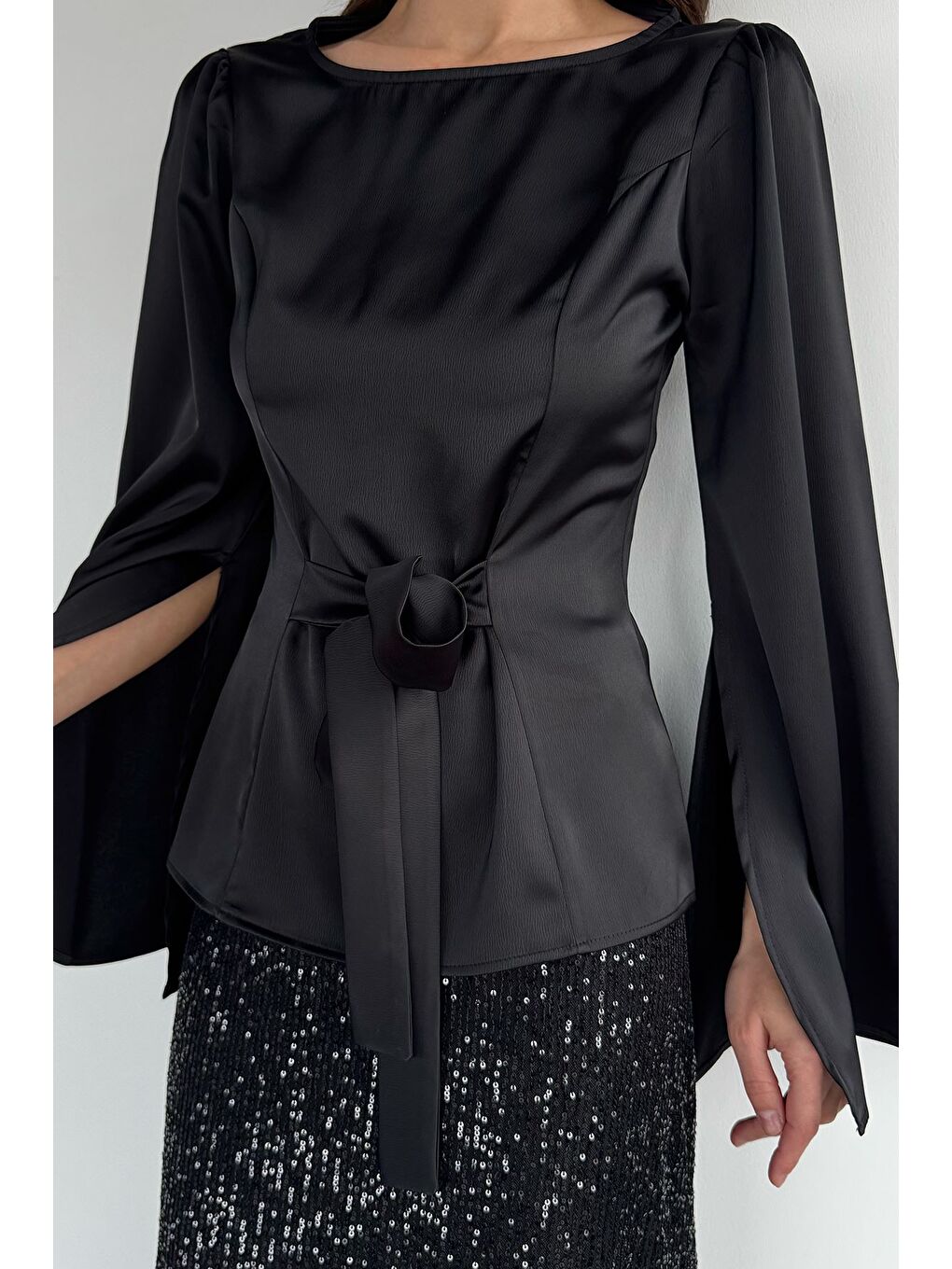 Siyah Kadın Ön Bağlamalı Kol Yırtmaçlı Saten Bluz-4
