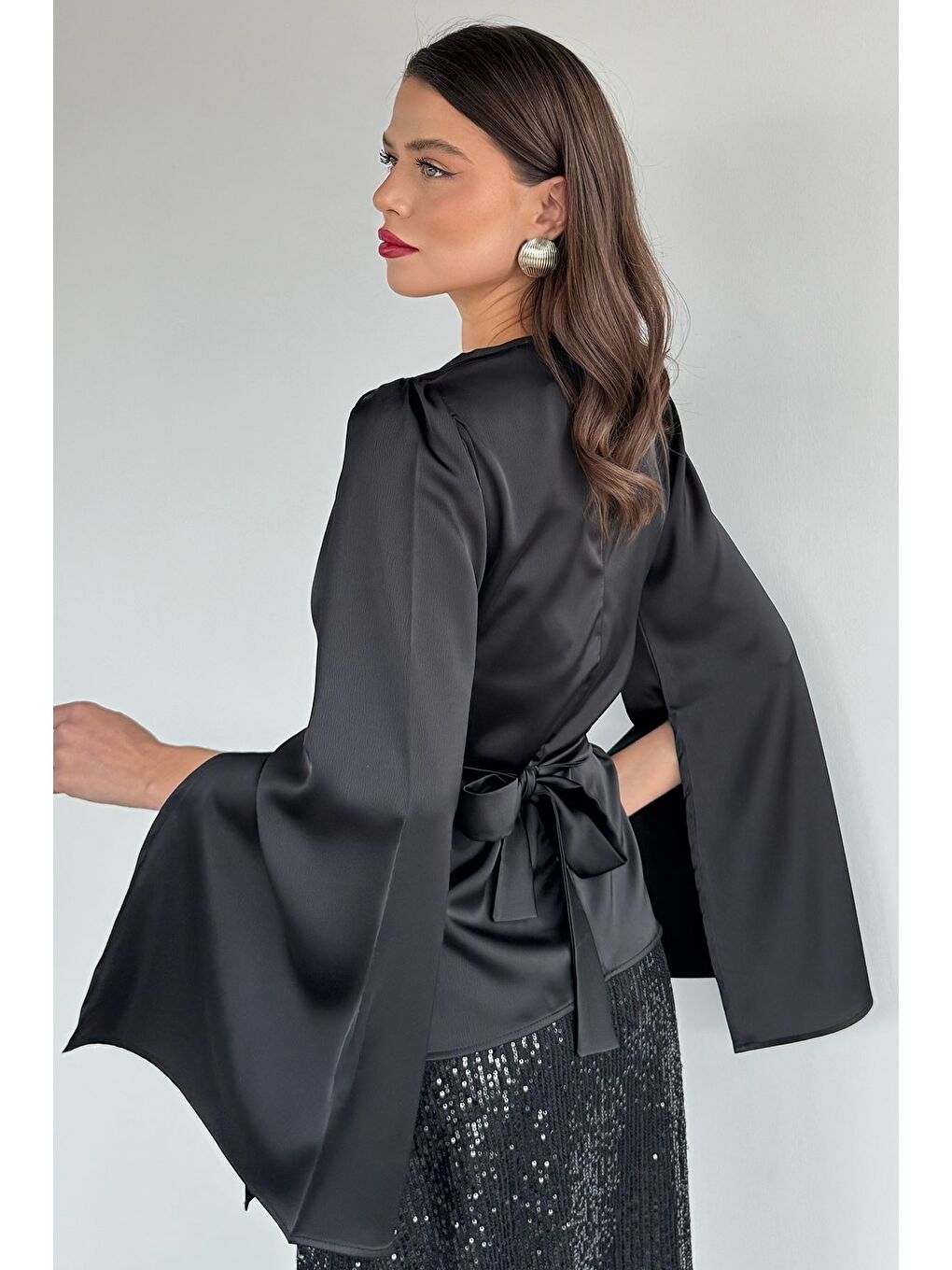 Siyah Kadın Ön Bağlamalı Kol Yırtmaçlı Saten Bluz-5