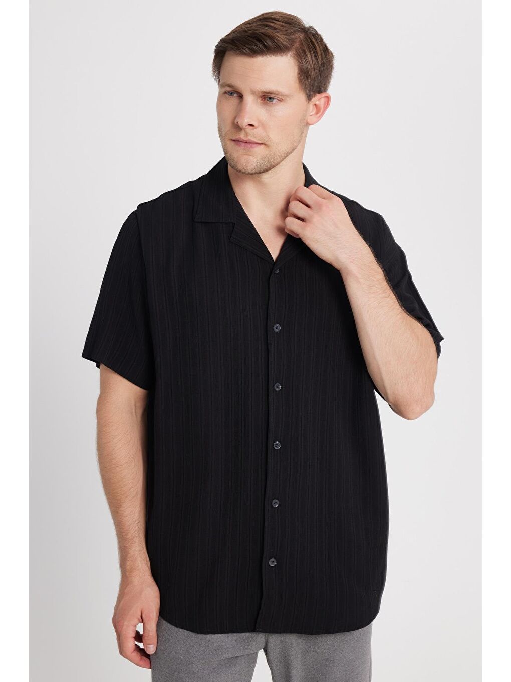 Erkek Relax Fit Rahat Kesim Çizgili Apaş Yaka Kısa Kollu Siyah Gömlek