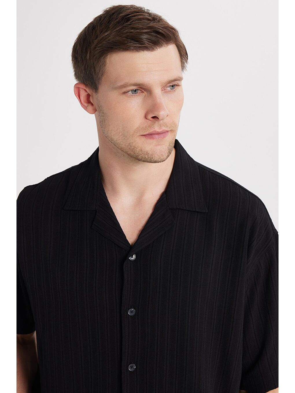 Erkek Relax Fit Rahat Kesim Çizgili Apaş Yaka Kısa Kollu Siyah Gömlek-1