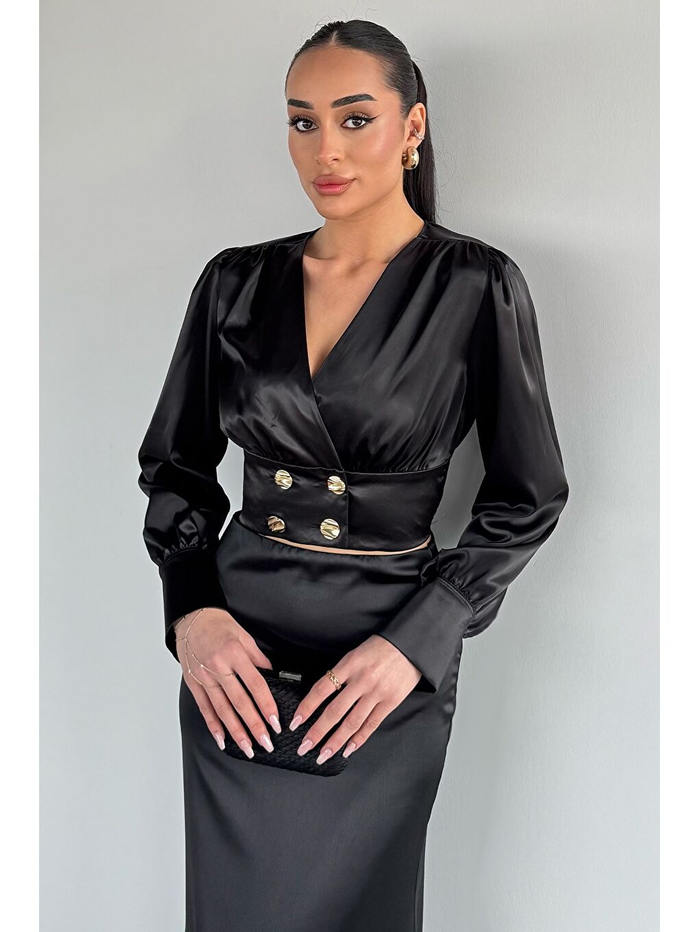 Siyah Kadın Kruvaze Yaka Gold Düğme Detaylı Saten Bluz-2