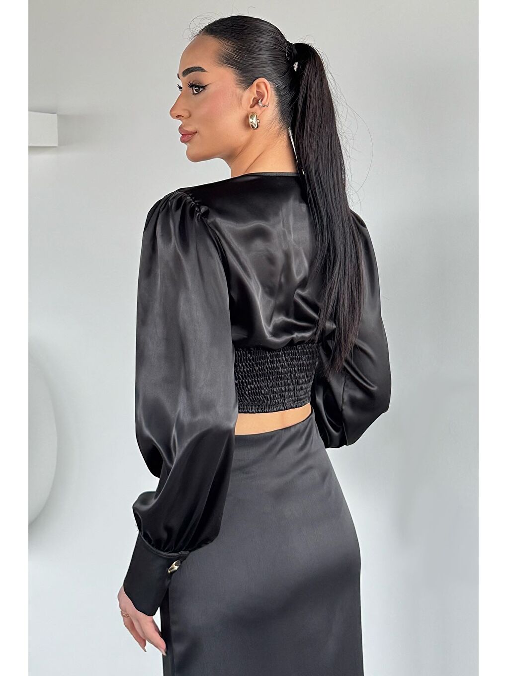 Siyah Kadın Kruvaze Yaka Gold Düğme Detaylı Saten Bluz-3