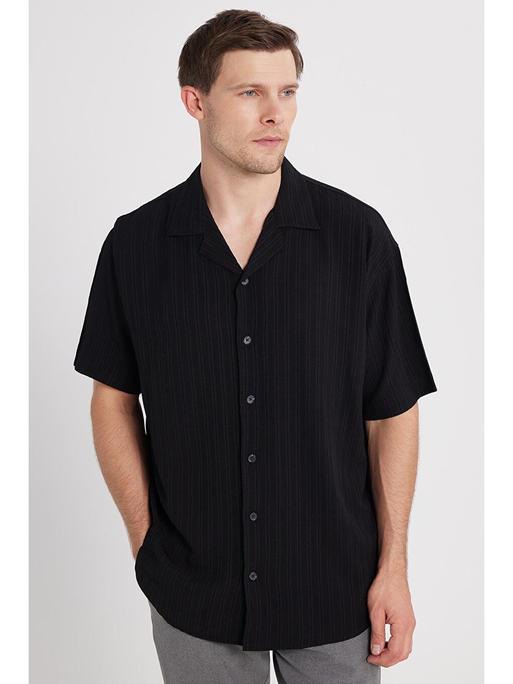 Erkek Relax Fit Rahat Kesim Çizgili Apaş Yaka Kısa Kollu Siyah Gömlek-3