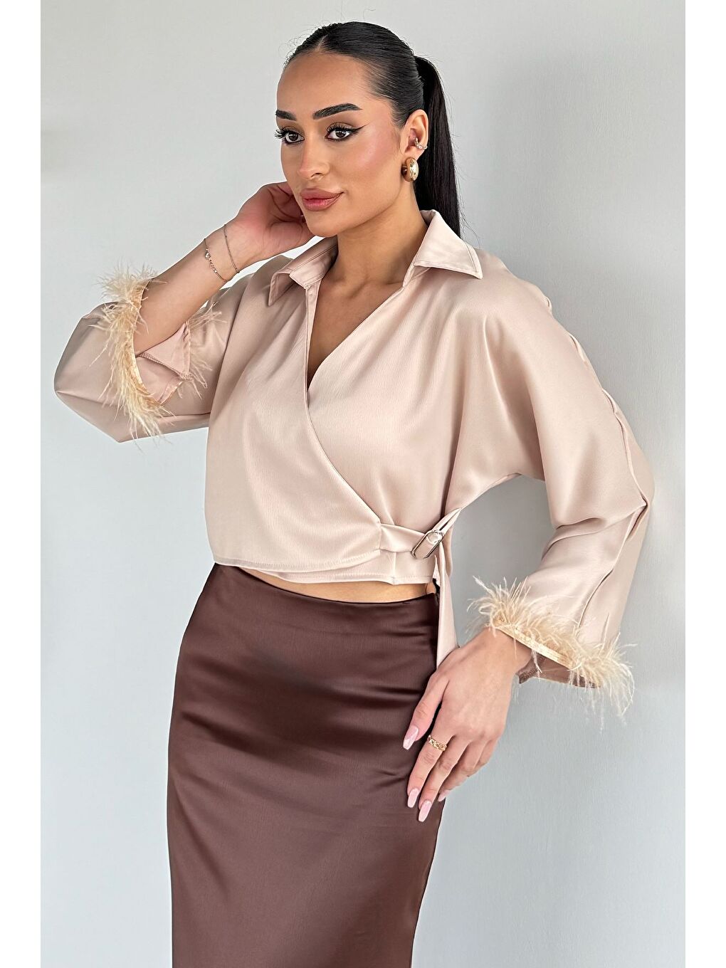 Bej Kadın Kol Ucu Tüylü Kruvaze Yaka Saten Bluz