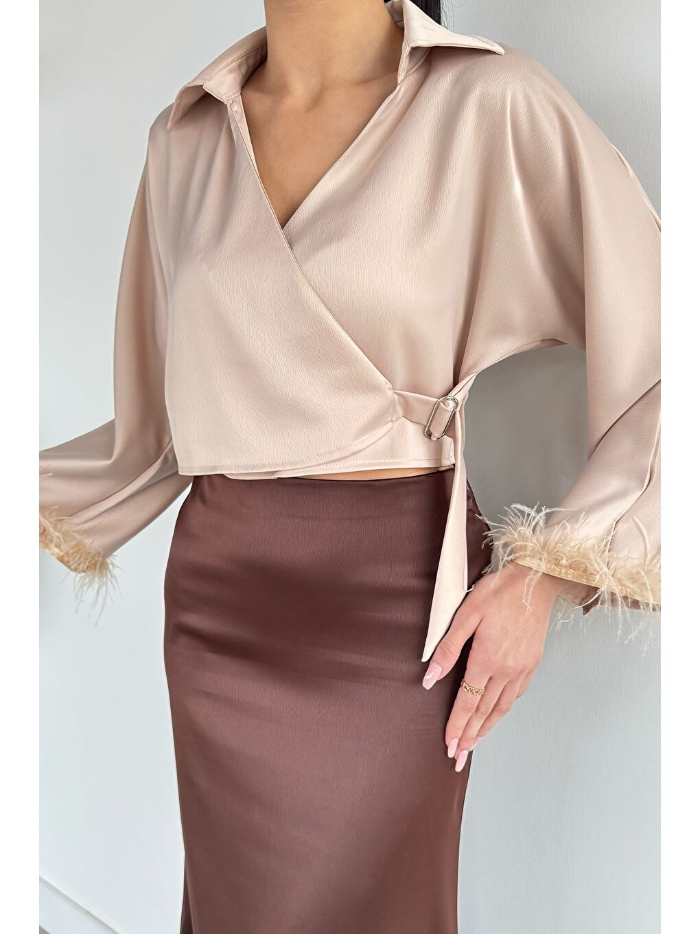 Bej Kadın Kol Ucu Tüylü Kruvaze Yaka Saten Bluz-1