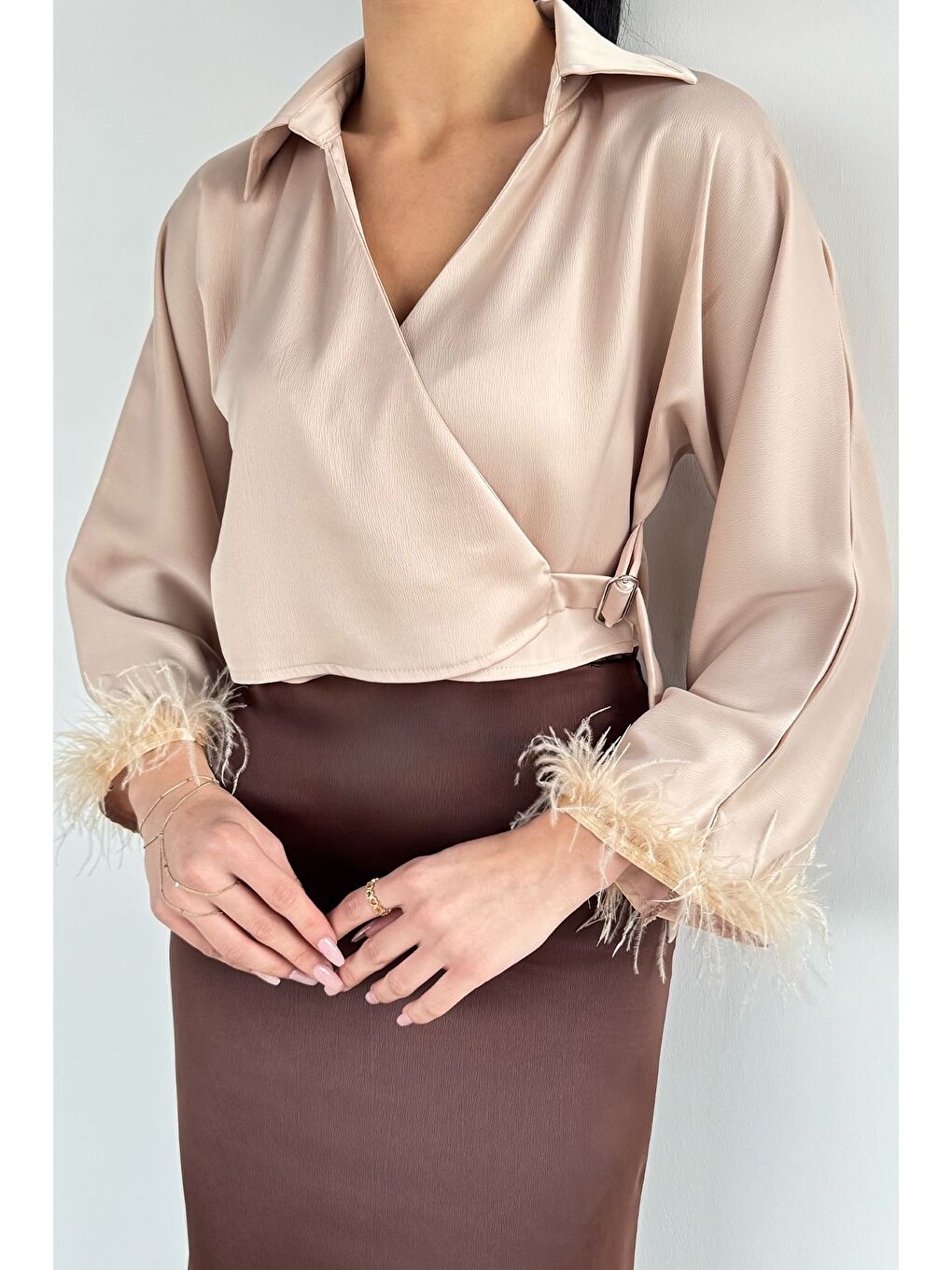 Bej Kadın Kol Ucu Tüylü Kruvaze Yaka Saten Bluz-2