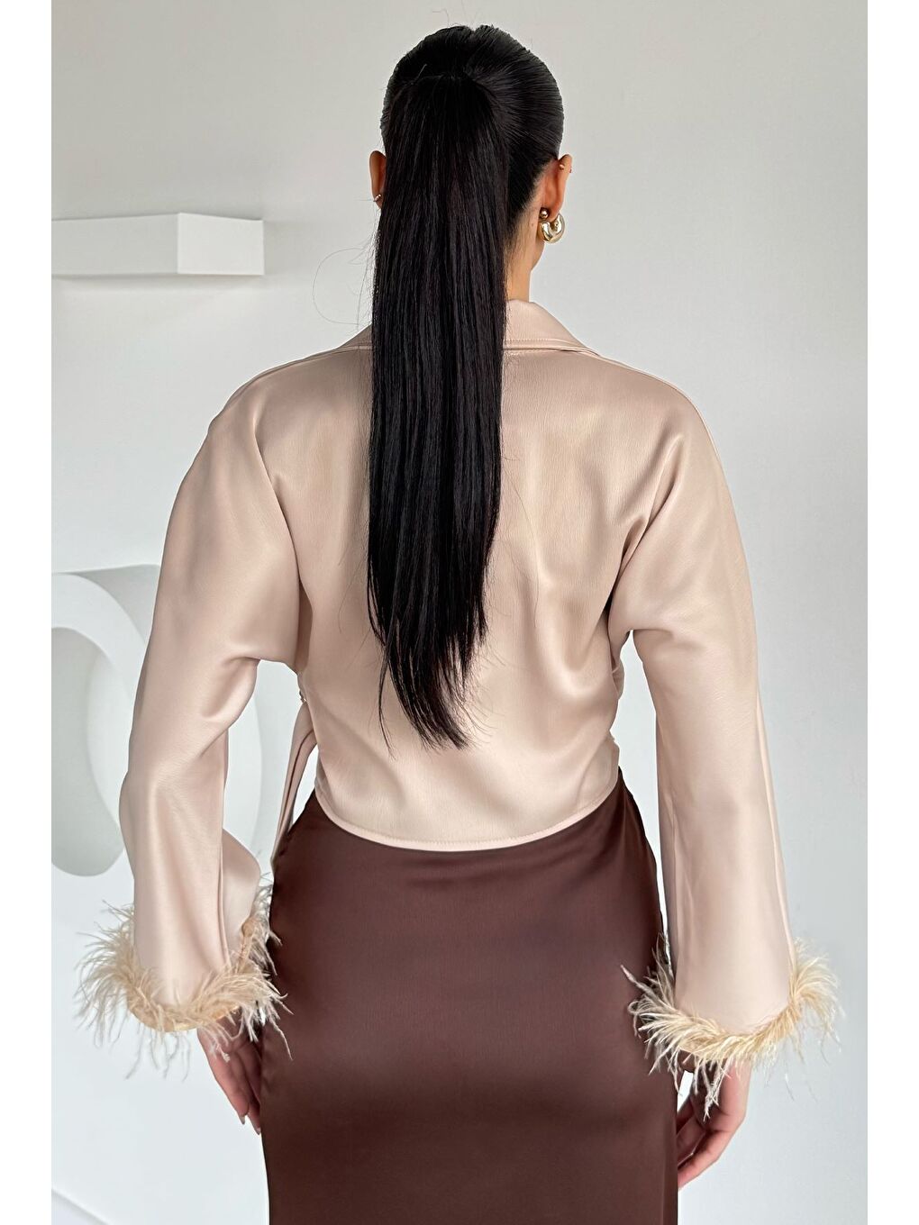 Bej Kadın Kol Ucu Tüylü Kruvaze Yaka Saten Bluz-3