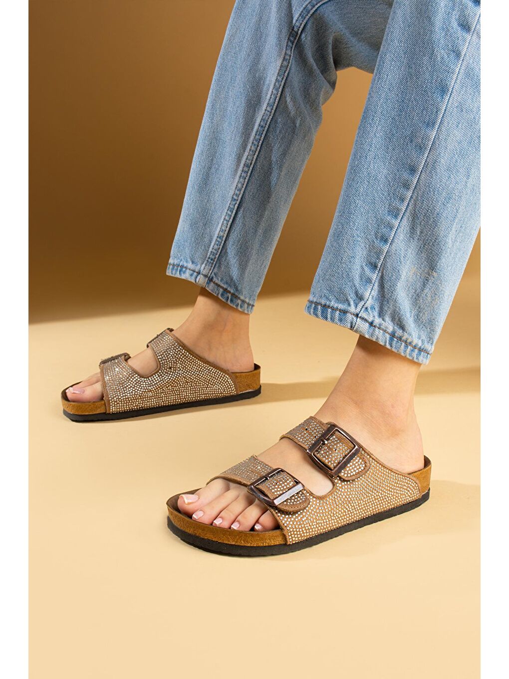 Bej Parlak Taşlı Ayarlabilir Çift Tokalı Rahat Taban Kadın Terlik 51-606-24