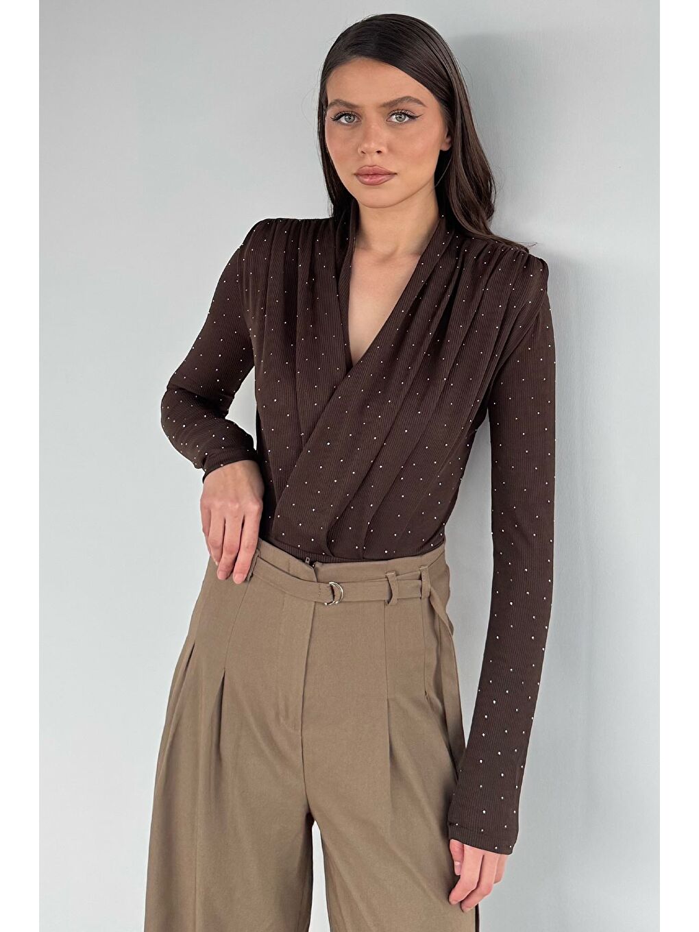 Kahverengi Taşlı Kravuze Yaka Vatkalı Bodysuit-1