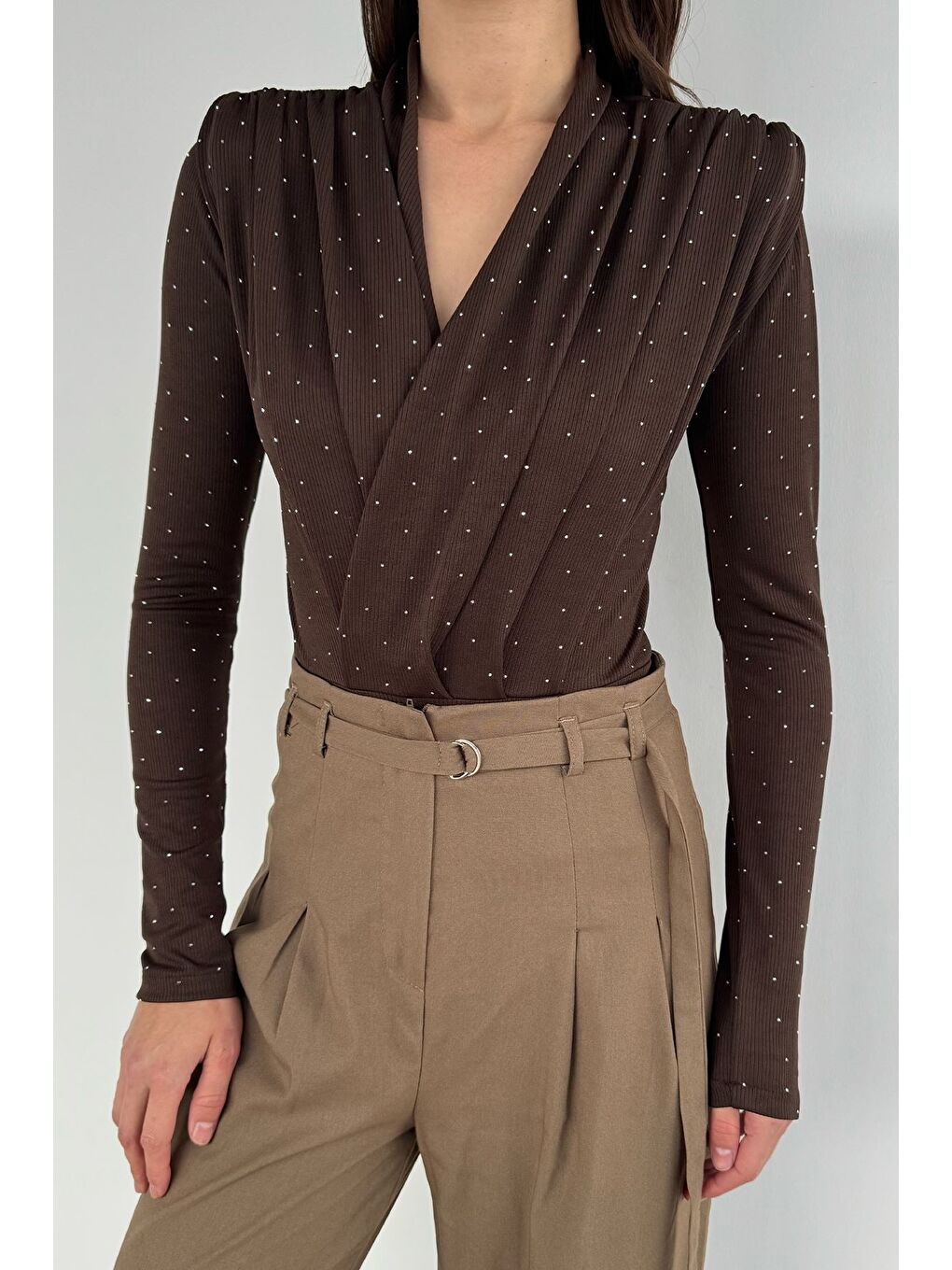 Kahverengi Taşlı Kravuze Yaka Vatkalı Bodysuit-2