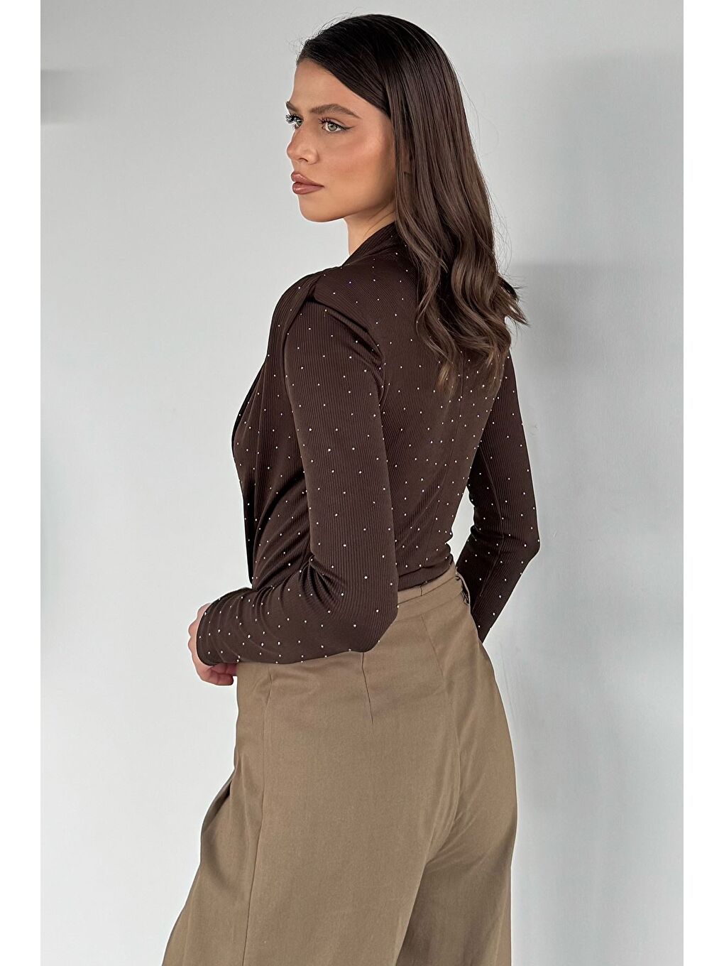 Kahverengi Taşlı Kravuze Yaka Vatkalı Bodysuit-3