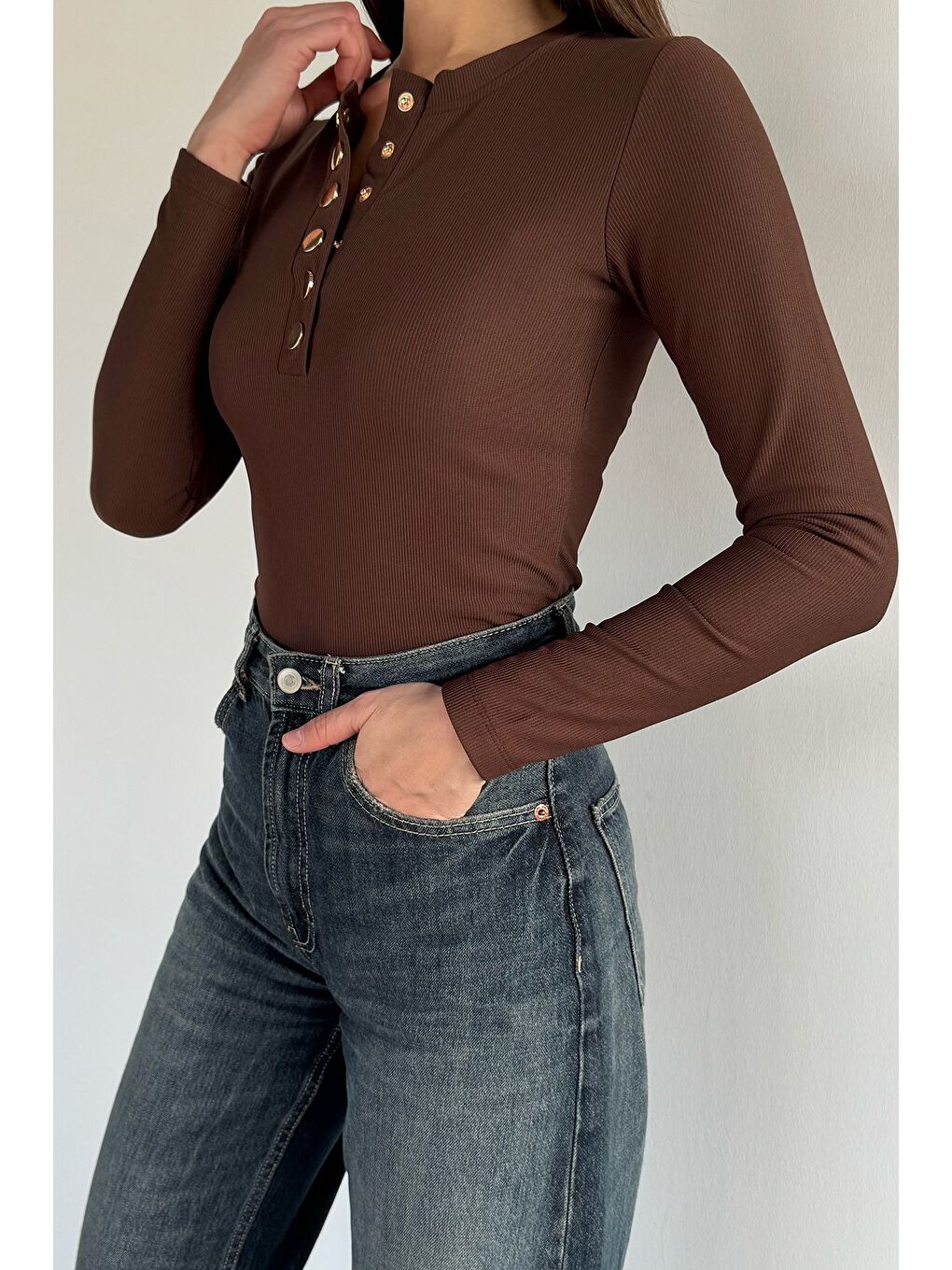 Kahverengi Kadın Gold Çıtçıtlı Kendinden Çizgi Desenli Bluz-1