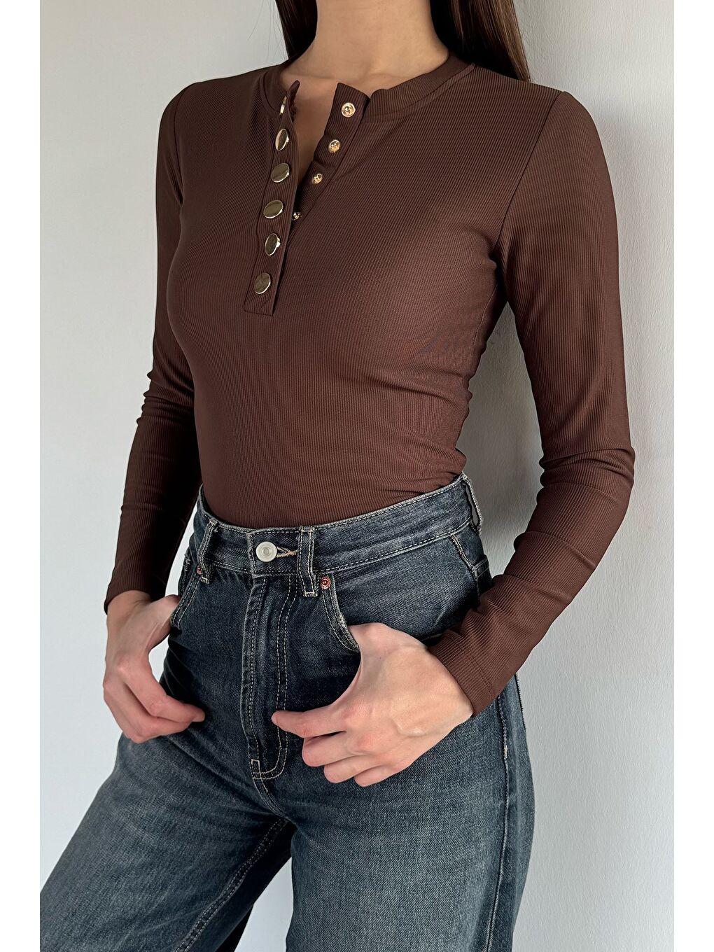 Kahverengi Kadın Gold Çıtçıtlı Kendinden Çizgi Desenli Bluz-2