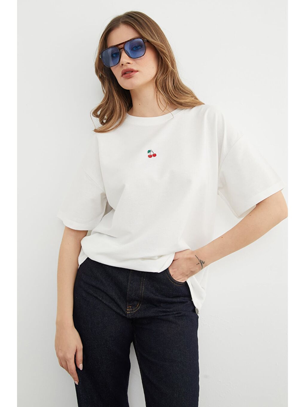 Beyaz Kiraz Aksesuarlı Bisiklet Yaka Oversize Tişört-1
