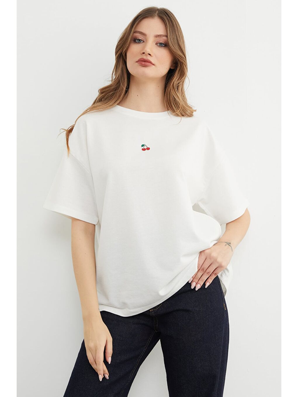 Beyaz Kiraz Aksesuarlı Bisiklet Yaka Oversize Tişört-2
