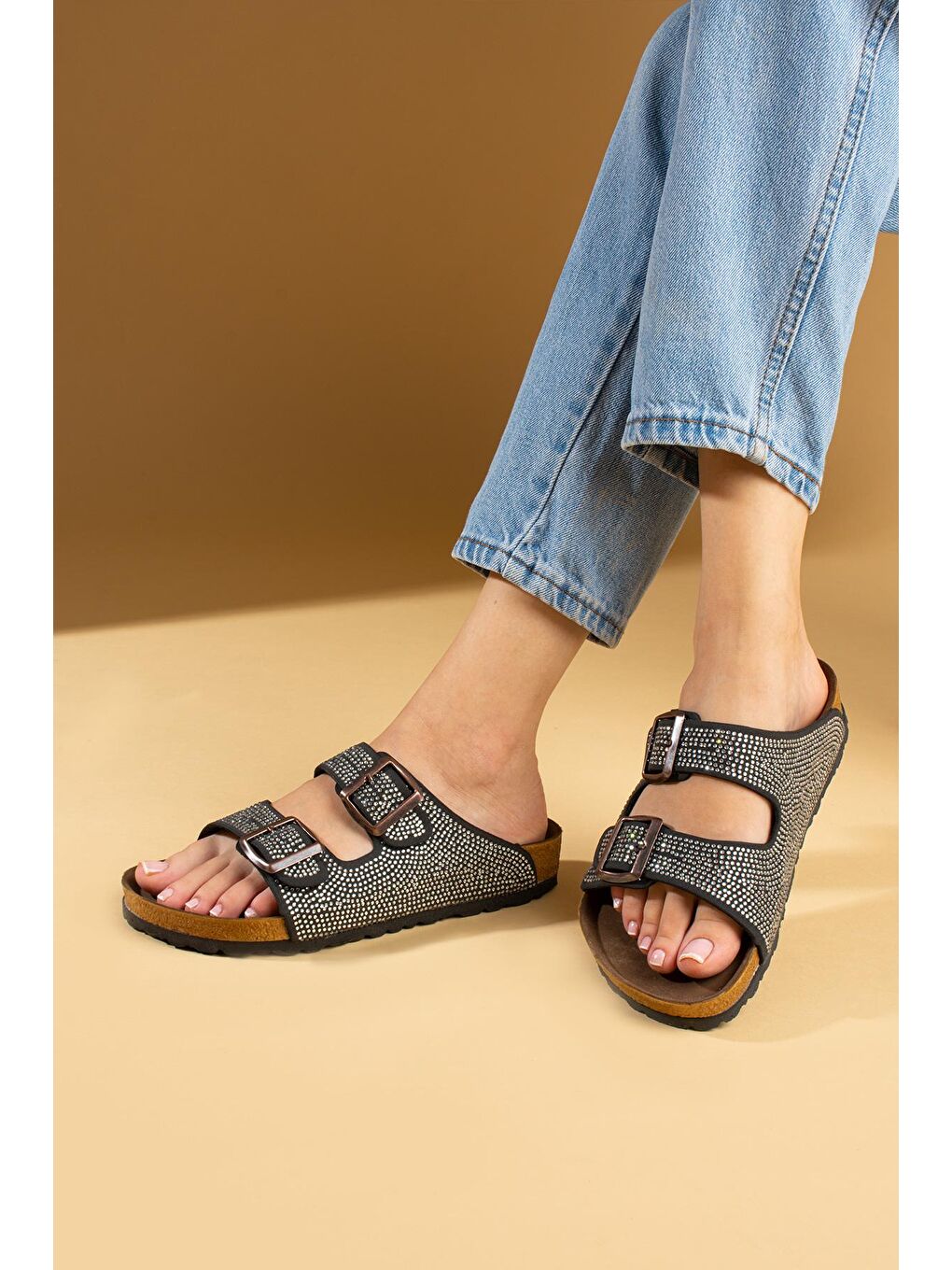 Siyah Parlak Taşlı Ayarlabilir Çift Tokalı Rahat Taban Kadın Terlik 51-606-24